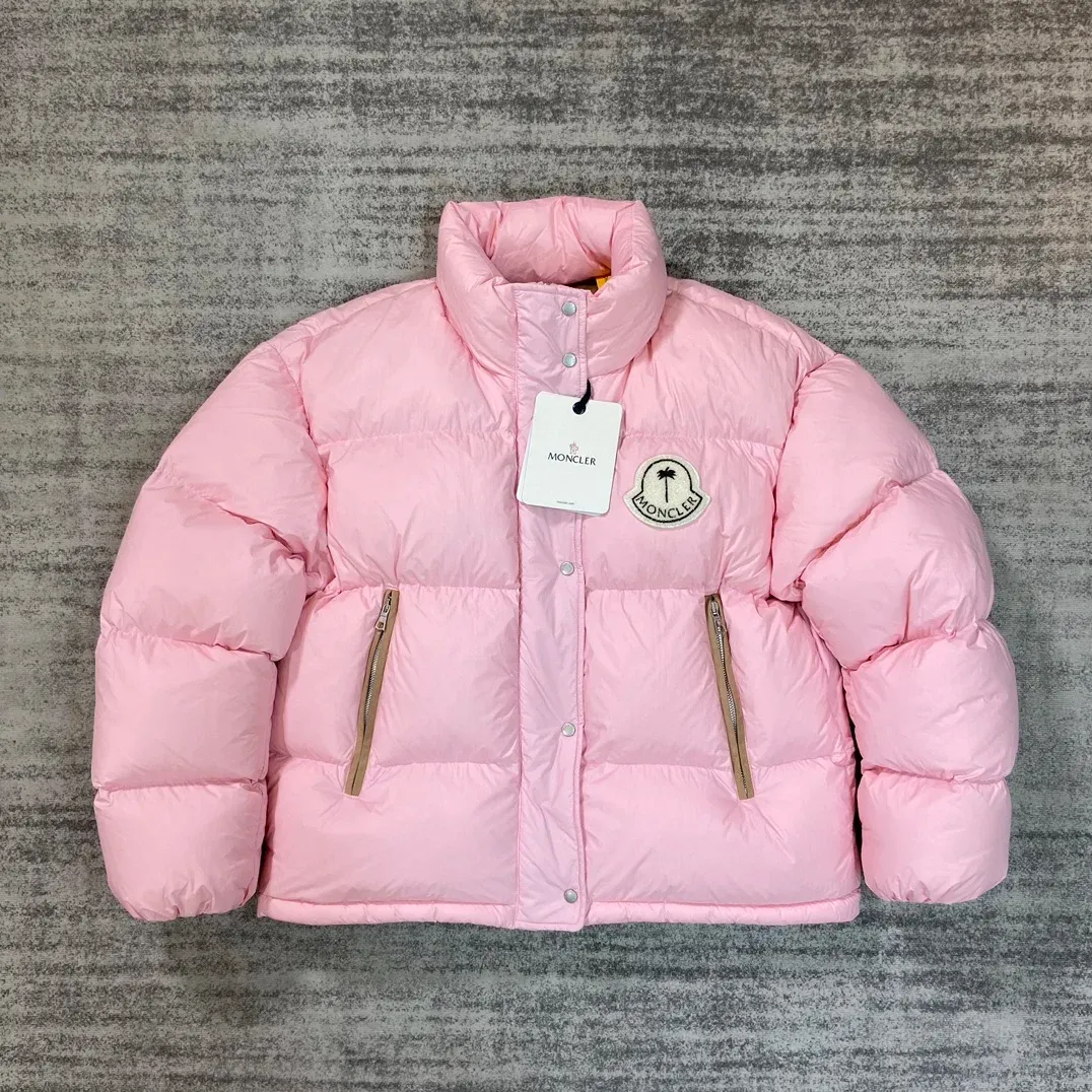 Розовая куртка Moncler