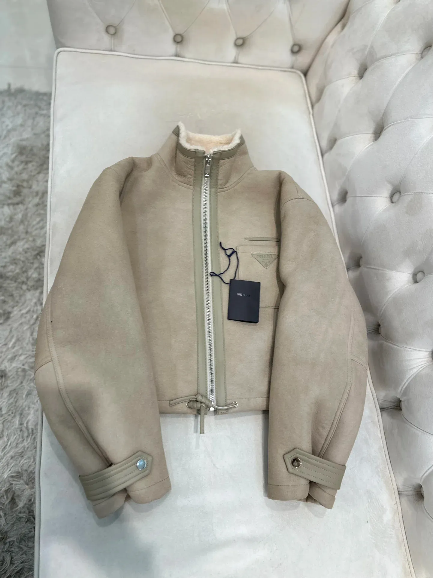 Бежевая дублёнка Prada